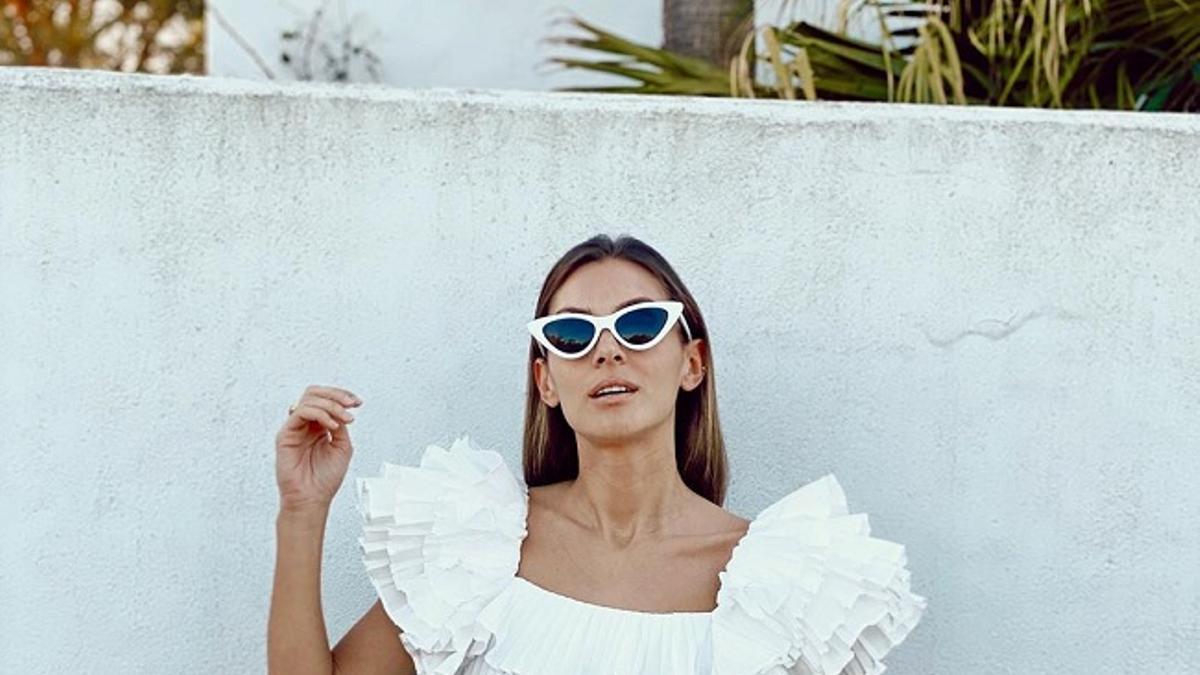 La estilista e 'influencer' Carmen de la Cruz (Bridalada) con vestido blanco plisado con volantes en las mangas de Zara