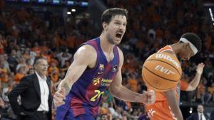 Nicolás Laprovittola grita con rabia tras anotar una canasta en el primer partido de la final.