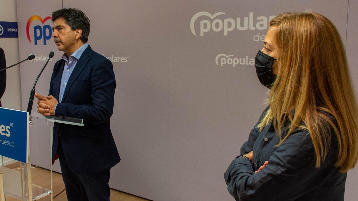 Mario Garcés y Ana Alós, en una rueda de prensa conjunta en la sede del PP de Huesca.