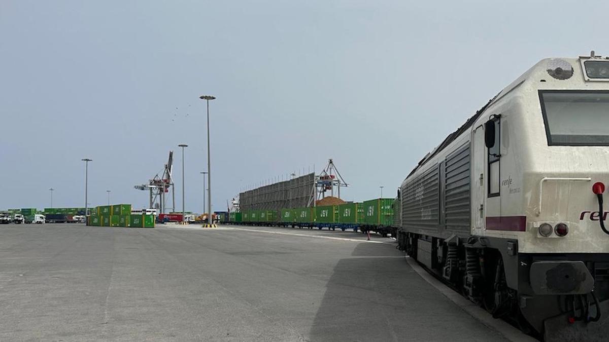 El primer tren de mercancías de JSV en el puerto de Alicante.