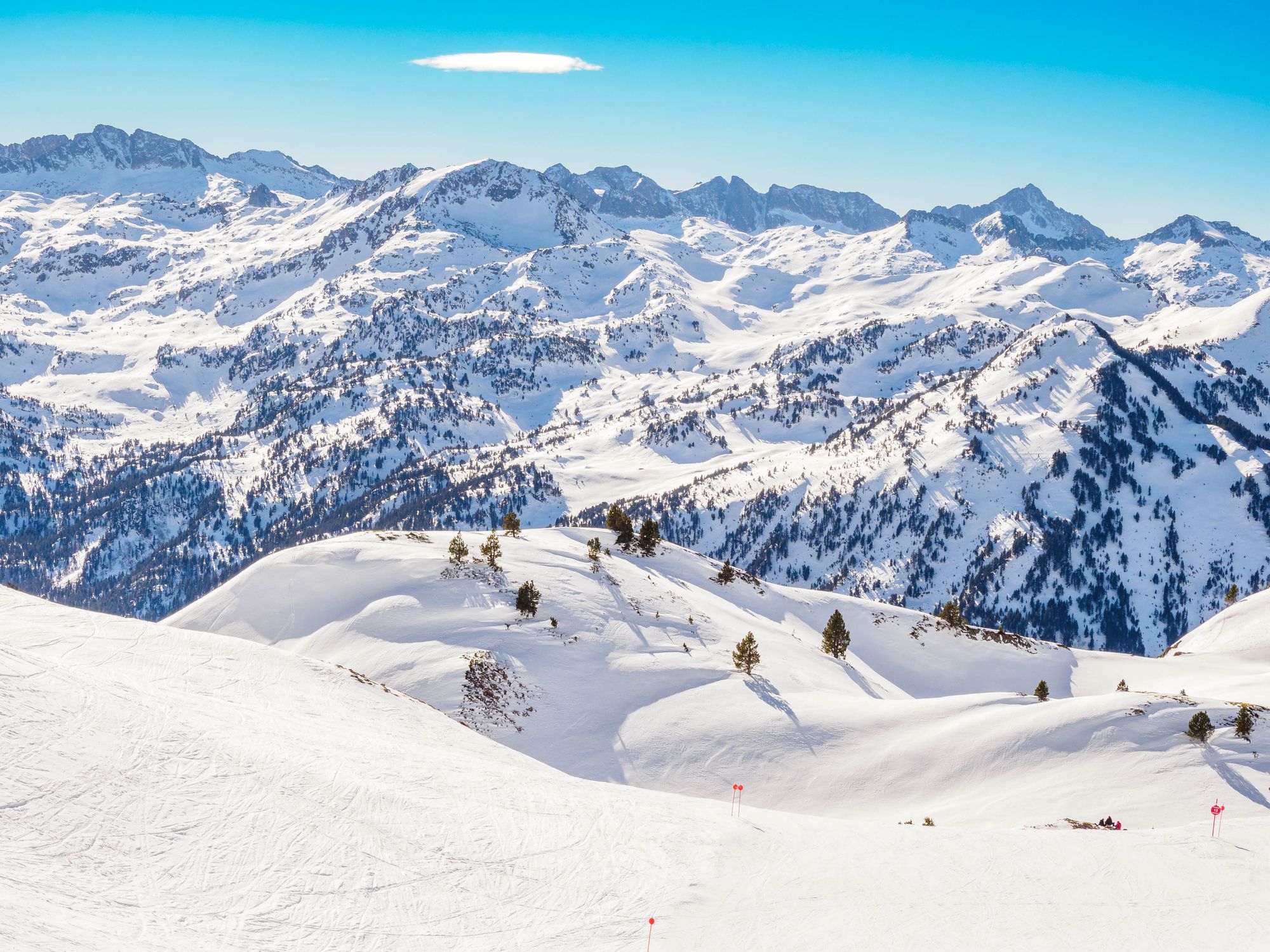Montañas nevadas en la estación de esquí de Baqueira-Beret