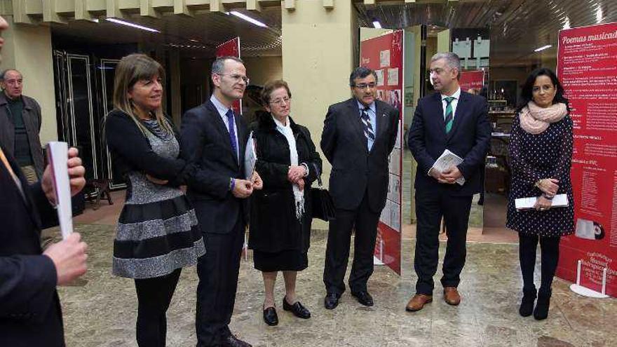 Jesús Vázquez, en el centro junto a la viuda del autor. // I. Osorio