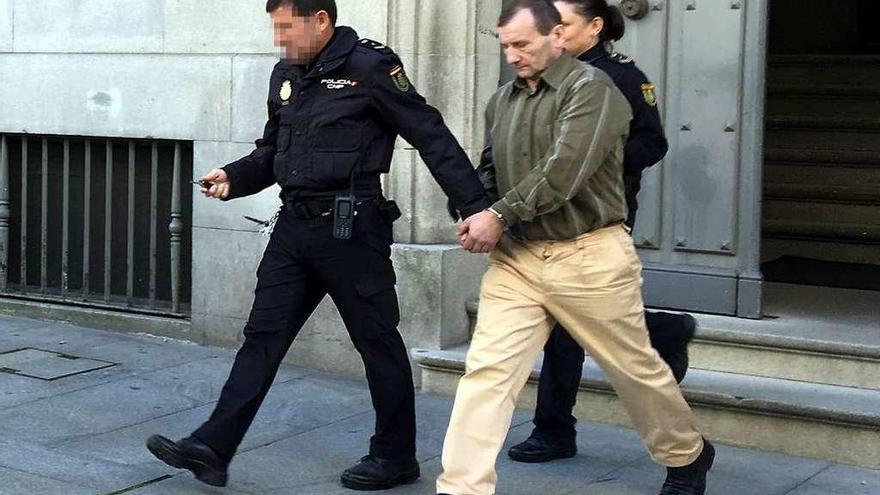 El acusado es escoltado por la Policía Nacional a su salida de la Audiencia de Pontevedra.  // Rafa Vázquez