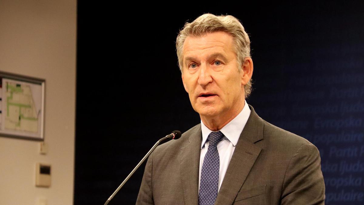Alberto Núñez Feijóo durant una roda de premsa a la seu del Partit Popular Europeu (EPP) a Brussel·les