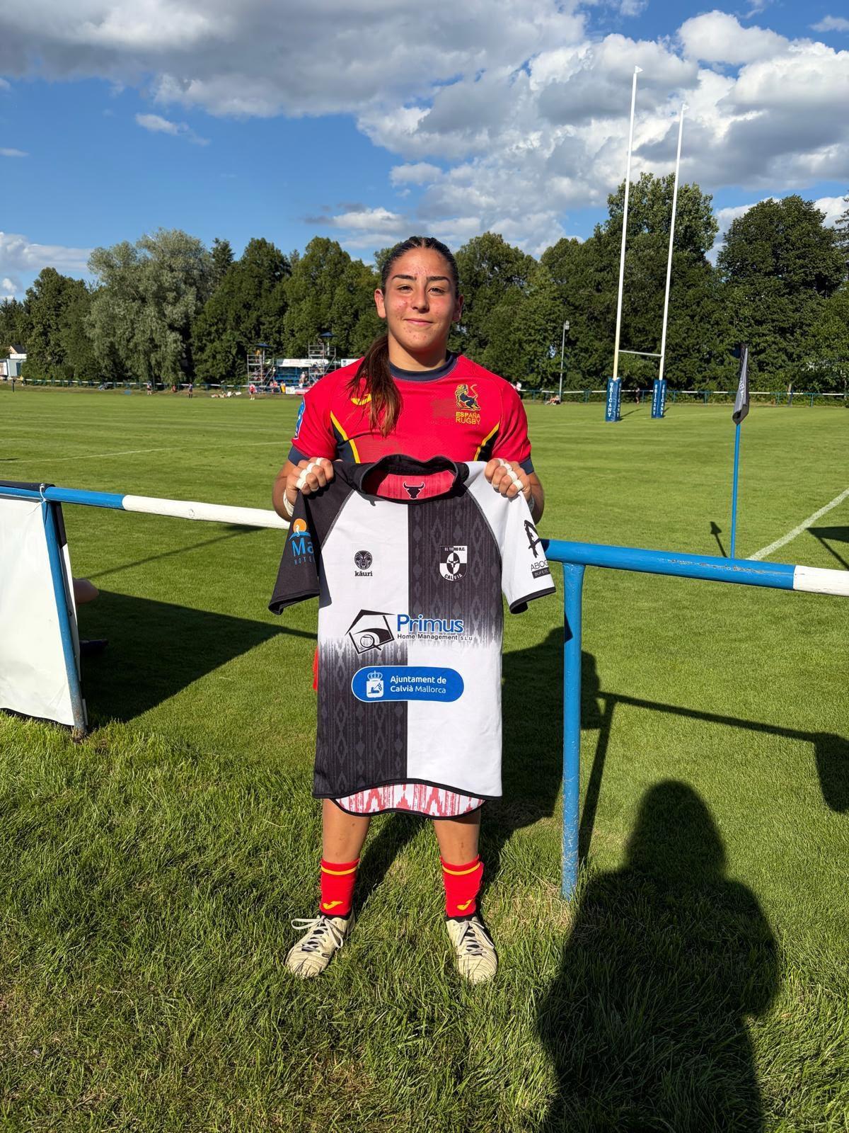 Martina Campos posa con la camiseta de El Toro.
