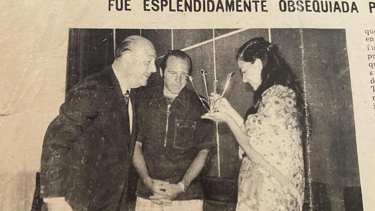 La entrega del regalo final, un par de candelabros equivalente al valor del viaje de los Basso a Mallorca, retratada por la prensa.