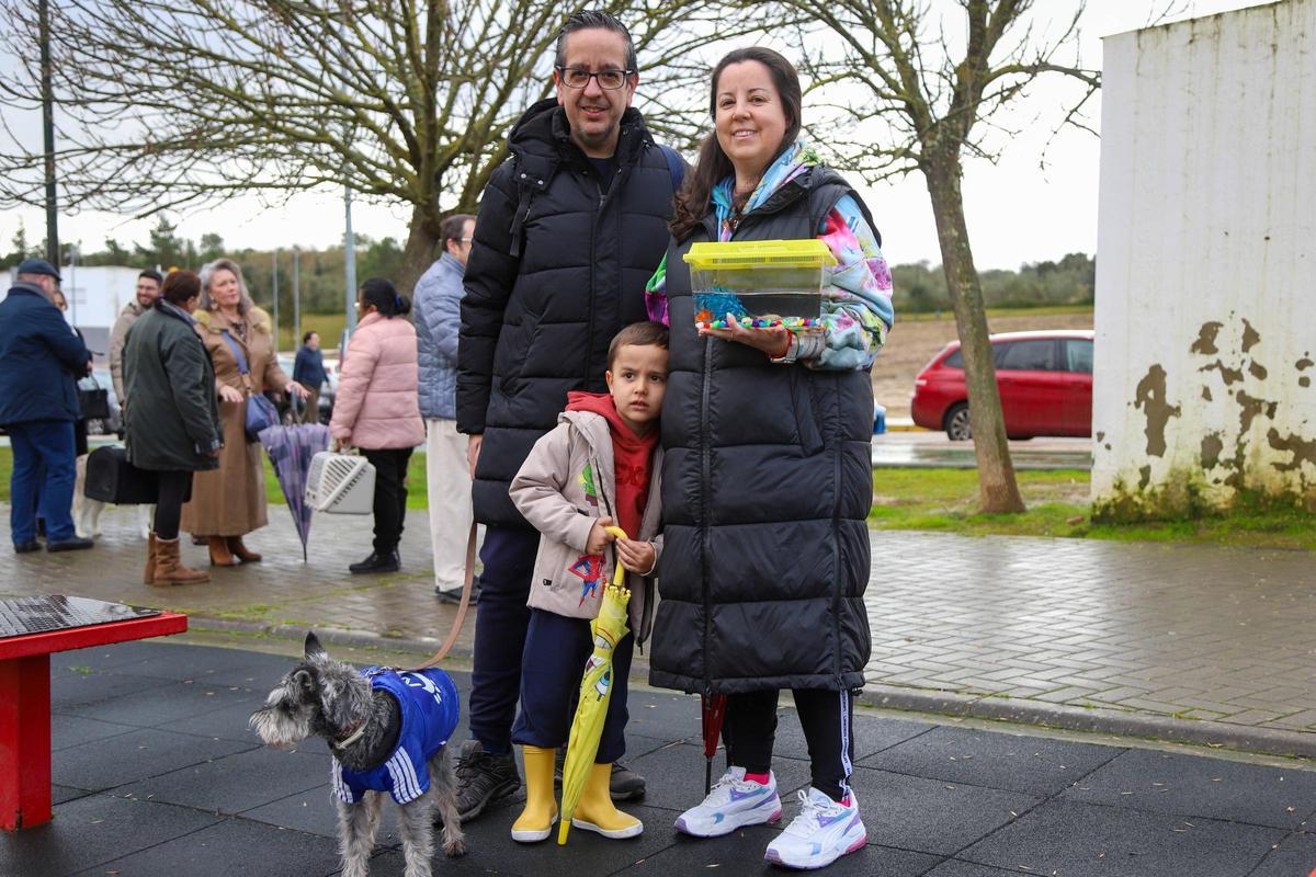 Javier, María Ángeles y Martín con sus mascotas.