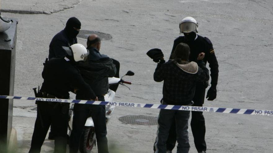 Agentes de la Policía Nacional, en el dispositivo contra el tráfico de droga en el barrio lorquino.