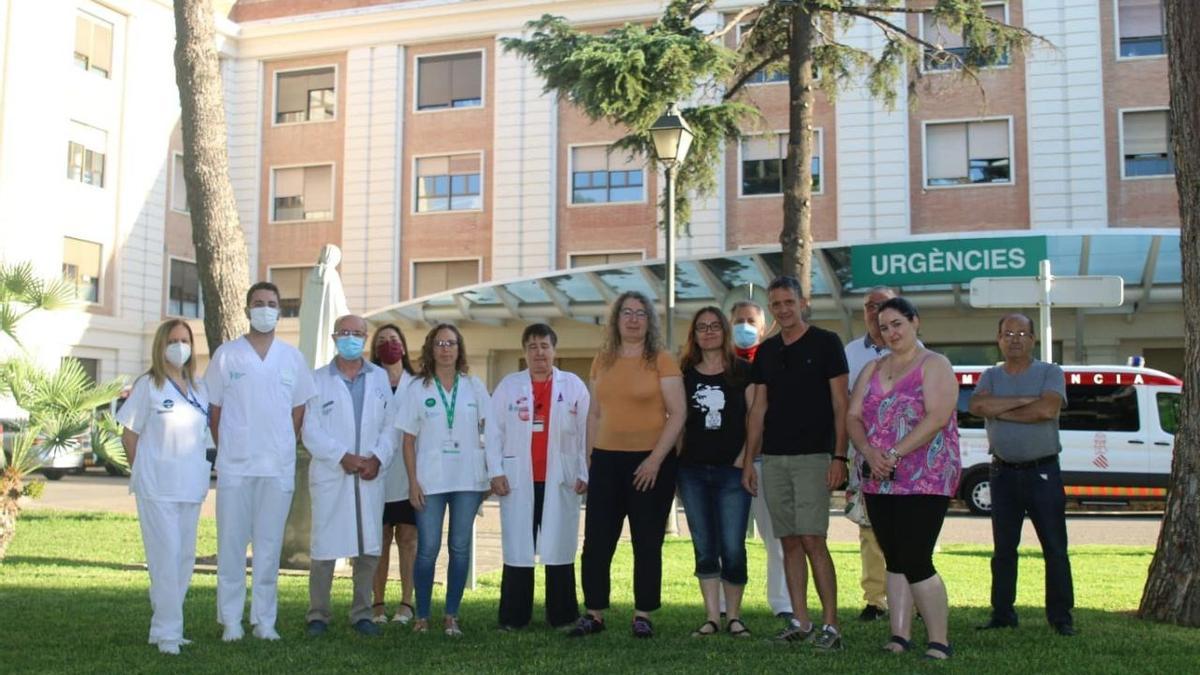 Comité de empresa, vecinos y representes de Podem Xirivella ante el Hospital General.