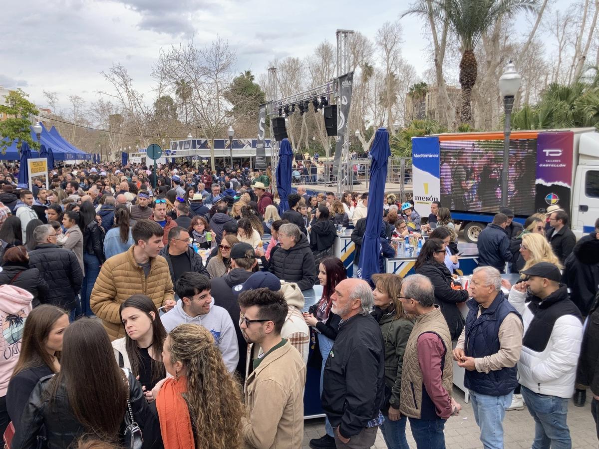 El Mesón de la Tapa y la Cerveza, en la plaza España, es un referente gastronómico de las fiestas de la Magdalena.