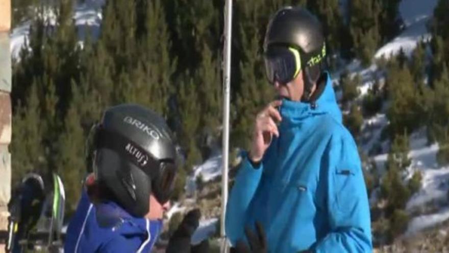 Pedro Sánchez practica snowboard en Cerler