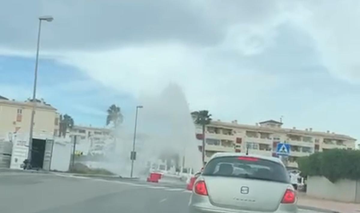 Fuga de agua en la calle Paraná después de que una excavadora perforara sin querer una tubería