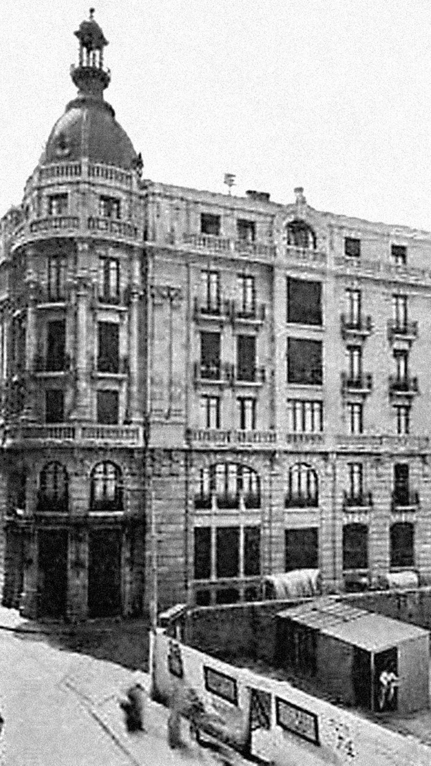 Nueva sede de las oficinas centrales de la Caja de Ahorros de Zaragoza, recién construida con arreglo al proyecto de los arquitectos guipuzcoanos Ramón Cortázar y Luis Elizalde en 1913