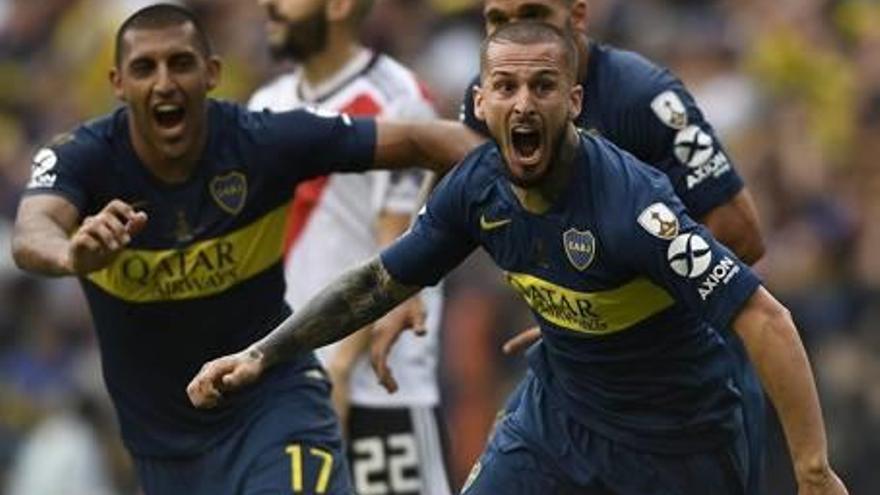 Darío Benedetto celebra eufòric el segon gol del Boca a la Bombonera