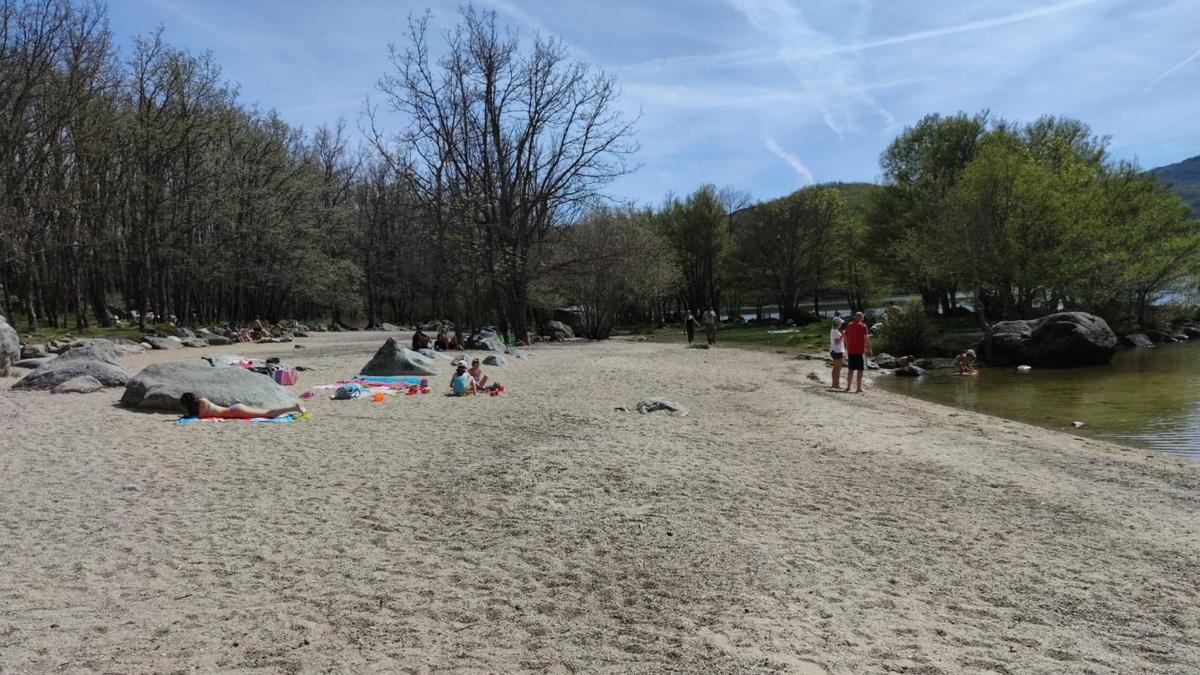 Visitantes en las playas del Lago de Sanabria este fin de semana