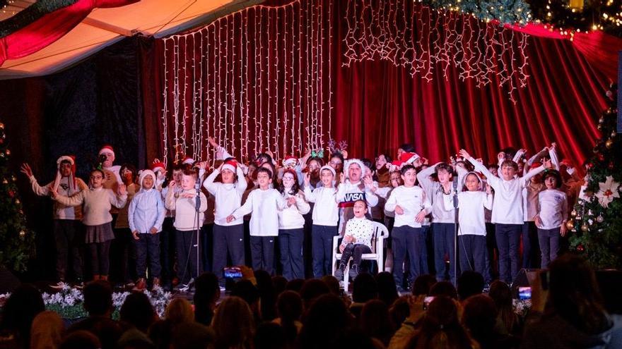 Más de 300 escolares participan en la tradicional cantada de villancicos organizada por el Ayuntamiento de Eivissa
