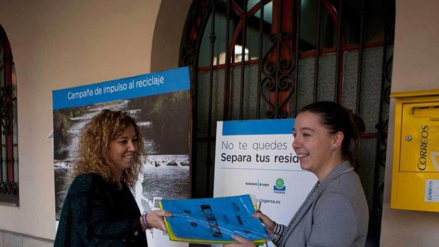 Reparto del kit de reciclaje en el Ayuntamiento.