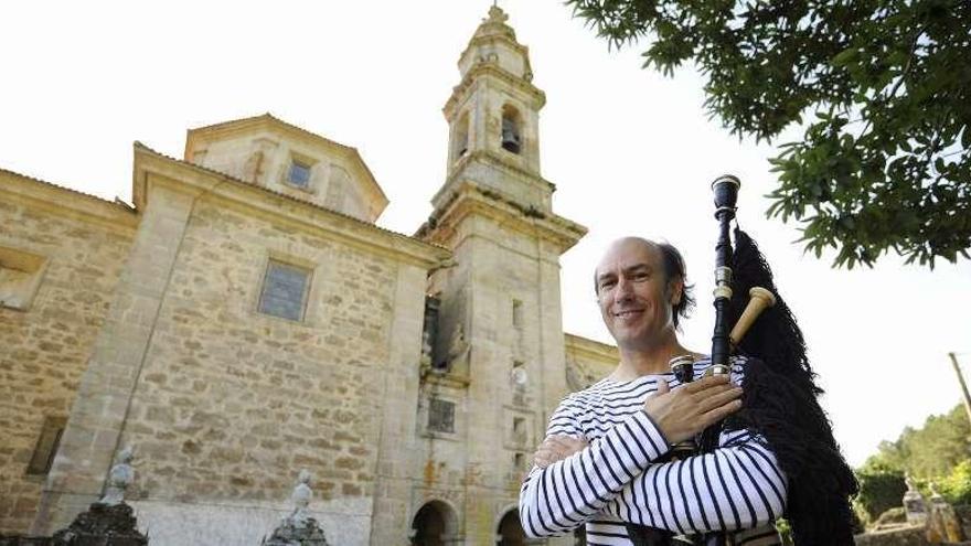 Carlos Núñez actúa en el santuario de Abades
El gaitero Carlos Núñez dio ayer un concierto acústico, con varios instrumentos, en el santuario de Abades (Silleda). Un espectáculo musical que tiene lugar en espacios singulares de Galicia como el Parador de Santo Estevo de Ribas de Sil. El próximo sábado 27 actuará en el monasterio de Oseira.
Foto: Javier Lalín