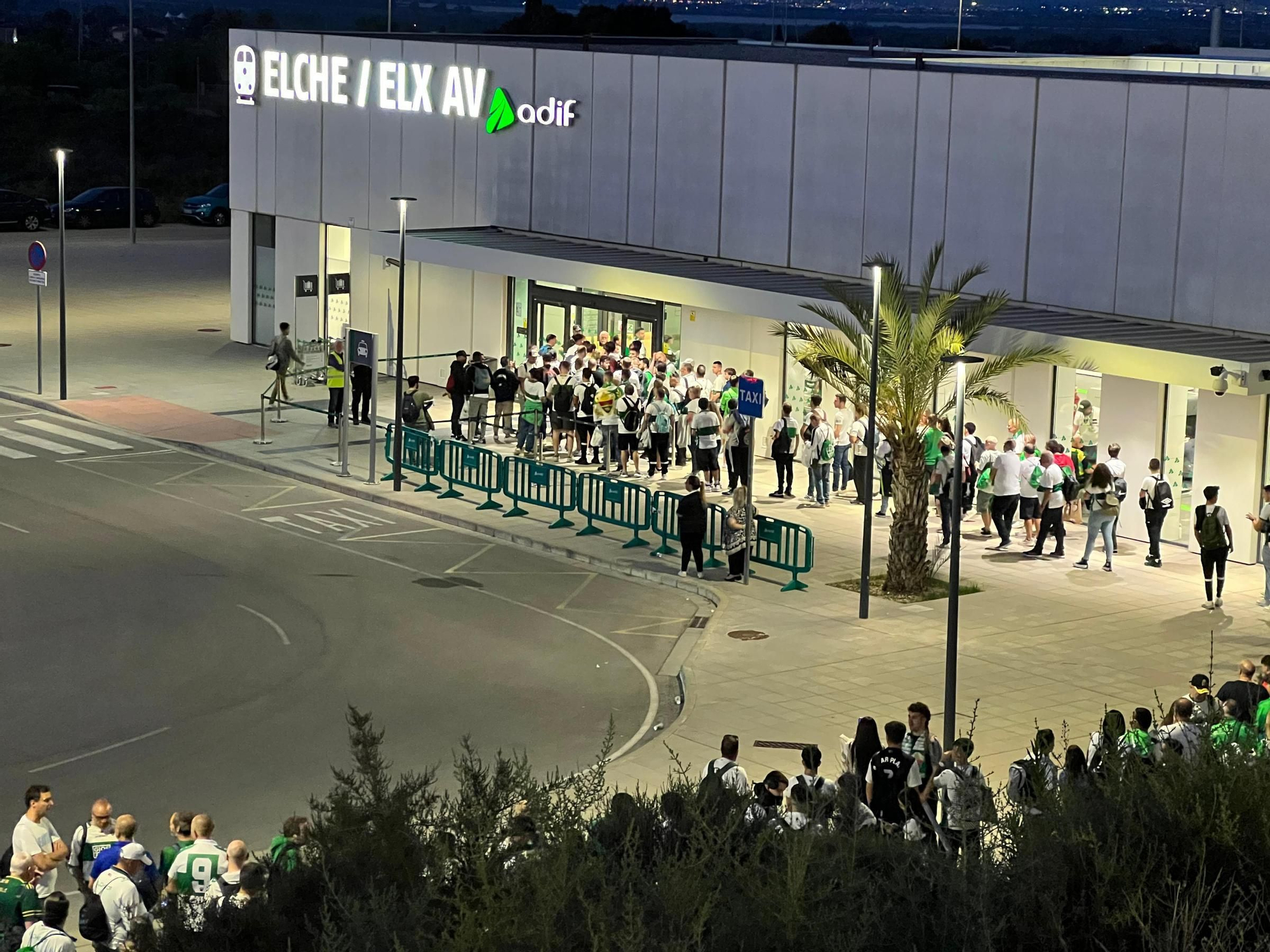 La afición del Elche inicia su viaje a La Coruña para ver ascender al equipo