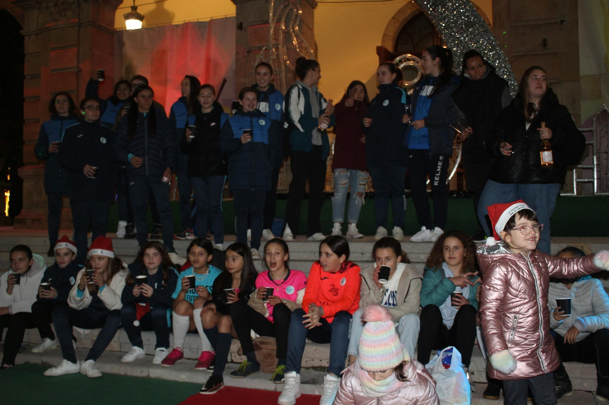 Villaviciosa 'descorcha' la Navidad con un brindis multitudinario
