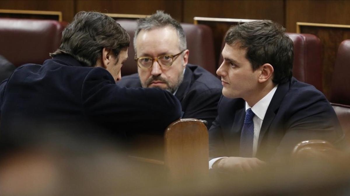 Albert Rivera y Juan Carlos Girauta, de Ciudadanos, hablan con Rafael Hernando, del PP, el martes en el Congreso.