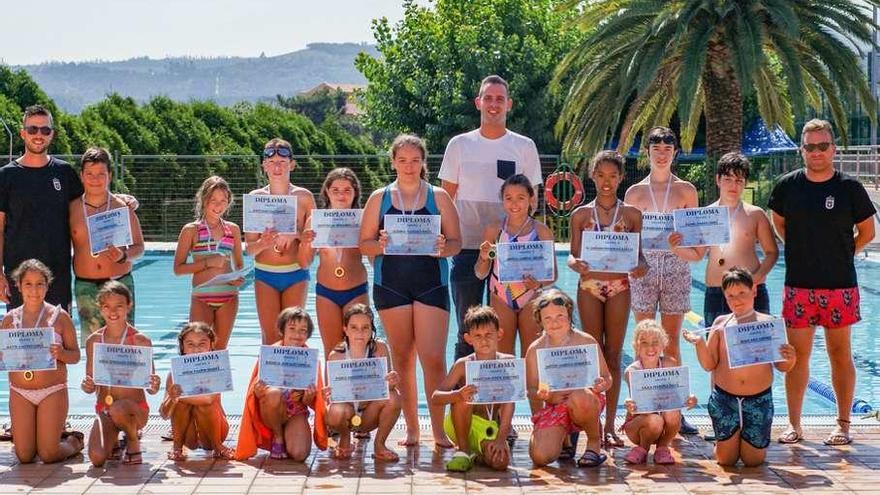 Clausura de los cursos de natación de verano en las piscinas de Carral