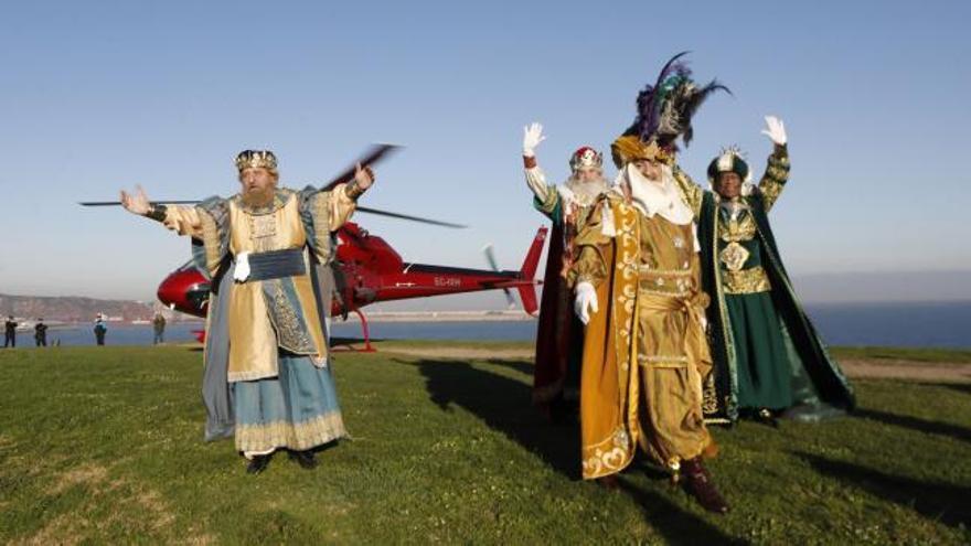 Los Reyes Magos aterrizan en Asturias cargados de regalos: "Hemos traído dos barcos llenos", asegura Gaspar