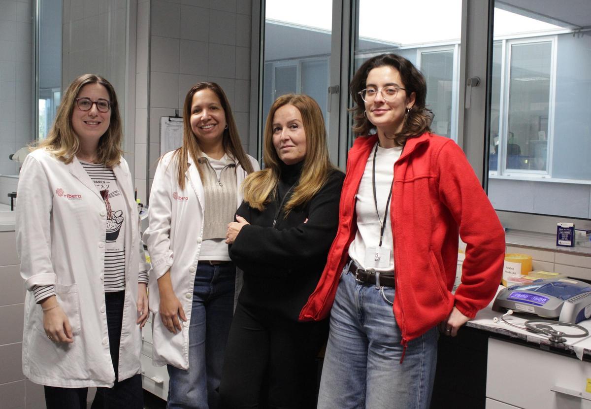 La doctora Amparo Santamaria con su equipo de trabajo en el Hospital del Vinalopó en Elche