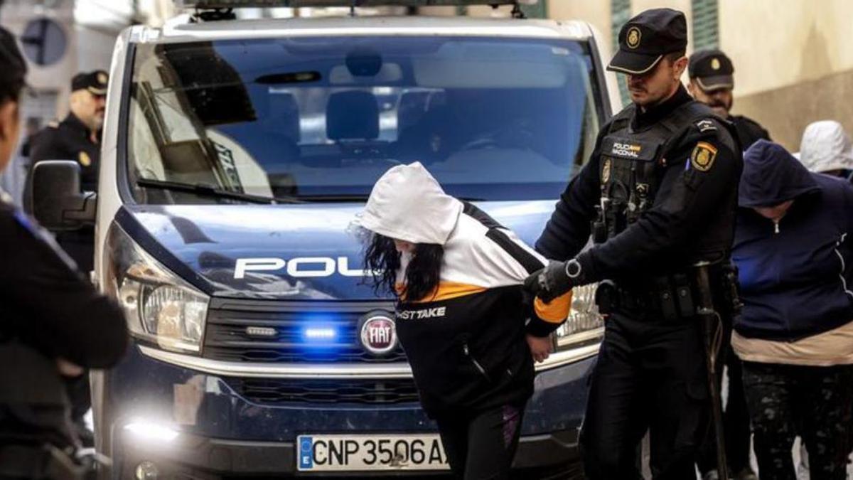 La madre de la bebé, en el centro, junto a su hermana al ser puestas a disposición judicial en Manacor.