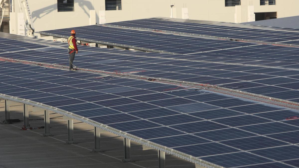 Placas solares que se instalan en la gigafactoría de PowerCo en Parc Sagunt.