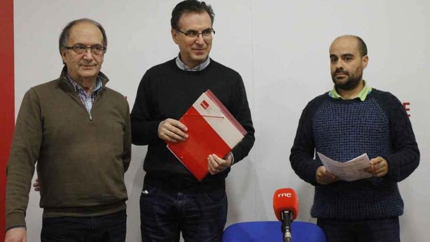 Manuel Ramos, Antonio Plaza y Eduardo Folgado, en la sede del PSOE.