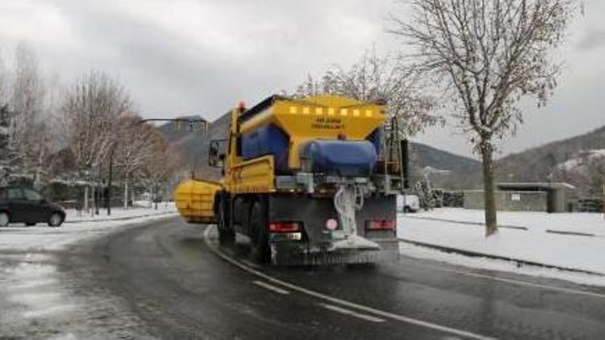 Una màquina llevaneu, treballant a una carretera del Ripollès.