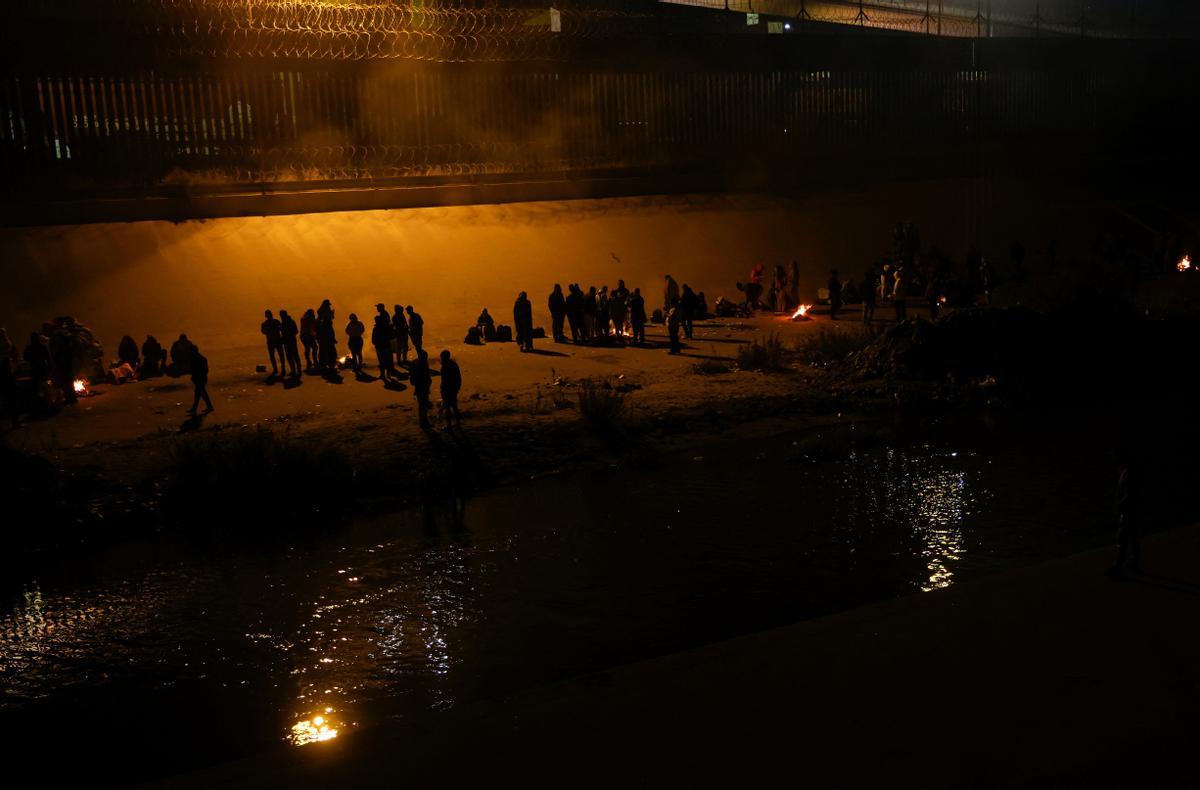 Un aluvión de inmigrantes cruzan Río Grande de Ciudad Juárez (México) a El Paso (Texas) ante un posible cambio en la política migratoria