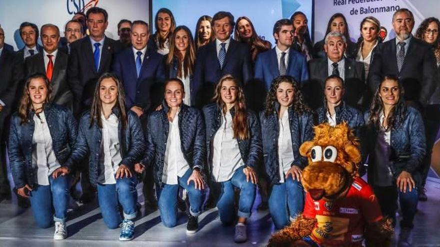 La selección de balonmano, el pasado jueves antes de partir hacia el Mundial.