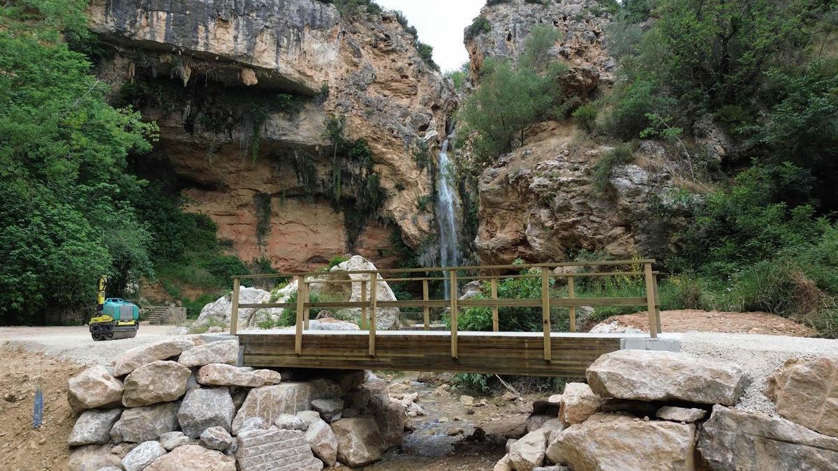 Acceso a la Cueva del Turche, en Buñol.