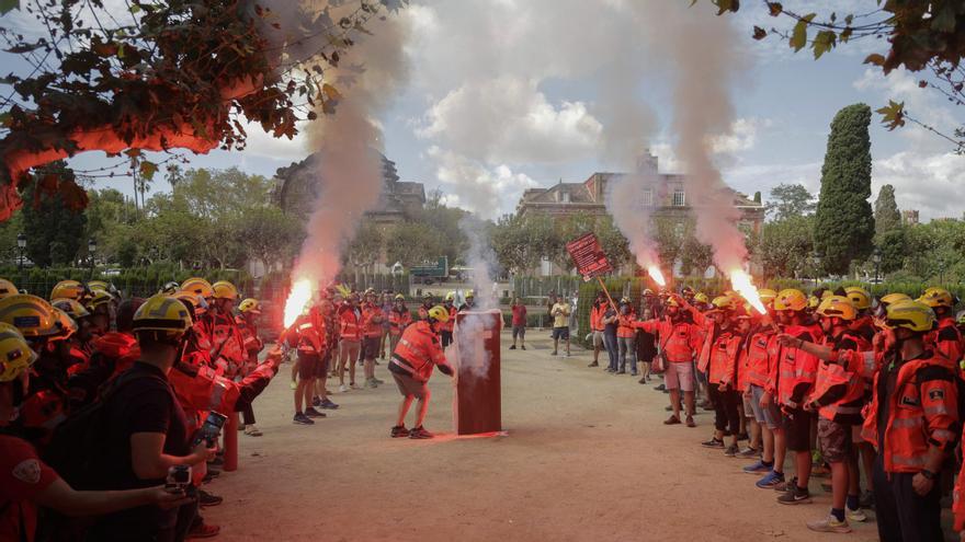 Protesta de Bomberos voluntarios en el Parlament de Cataluña se suma al ...