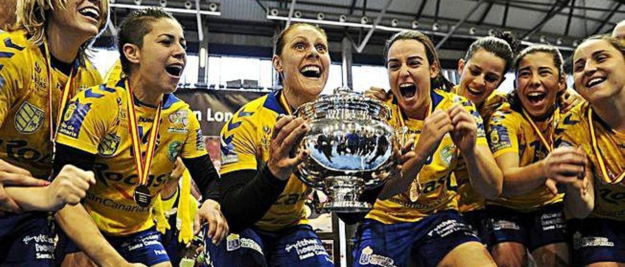 Davinia López alza la Copa de la Reina en 2015, primer título del Rocasa.