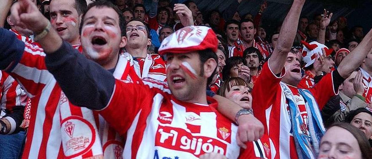 Aficionados del Sporting siguen desde la grada el debut del Sporting en El Toralín en 2007.