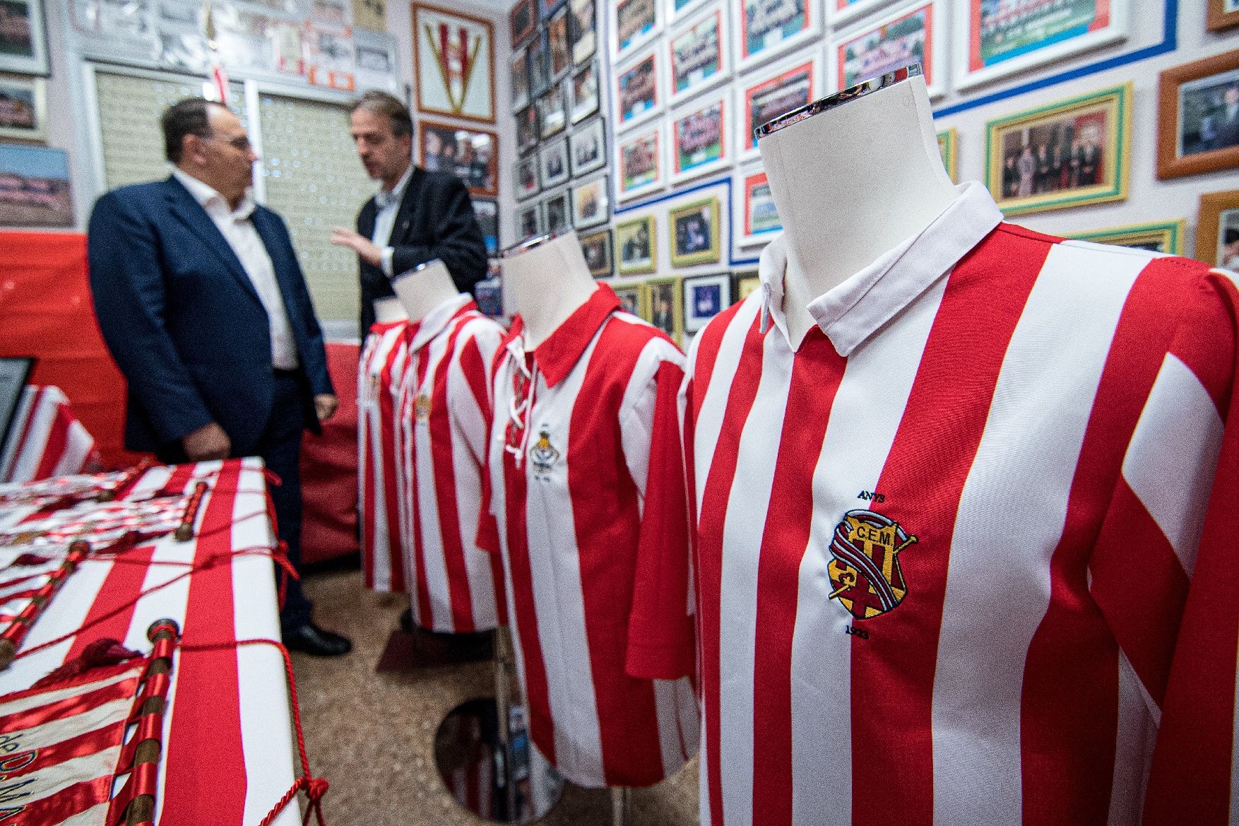 Presentació de les camisetes i banderes històriques del CE Manresa