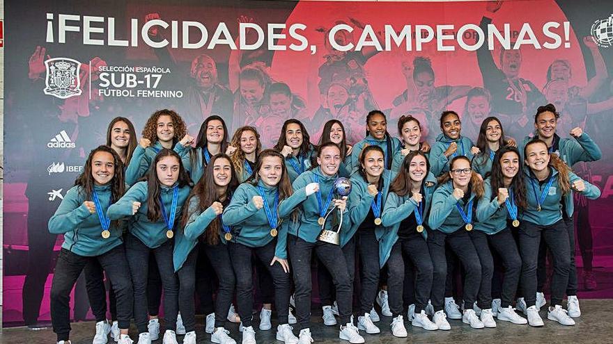 Las campeonas del mundo posan con el trofeo, ayer en la sede de la Federación Española. Cata Coll es la quinta por la izquierda, de pie.