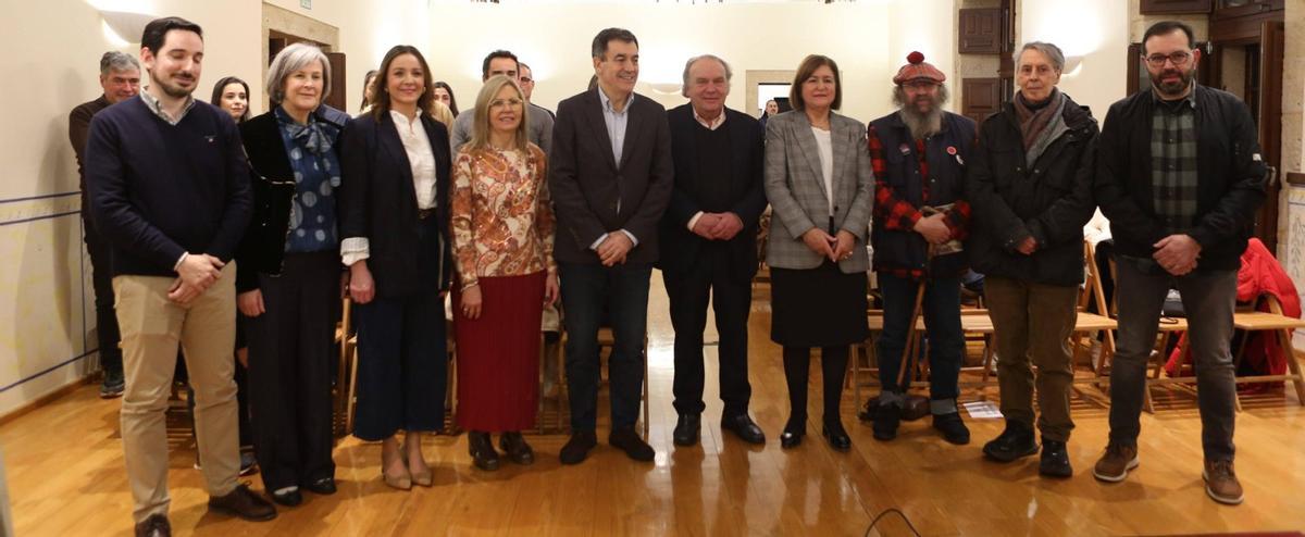 Los galardonados, el conselleiro Román Rodríguez y miembros de la corporación, ayer, en el acto celebrado en el Pazo de Liñares de Lalín.  | BERNABÉ/AMANDA CASTRO