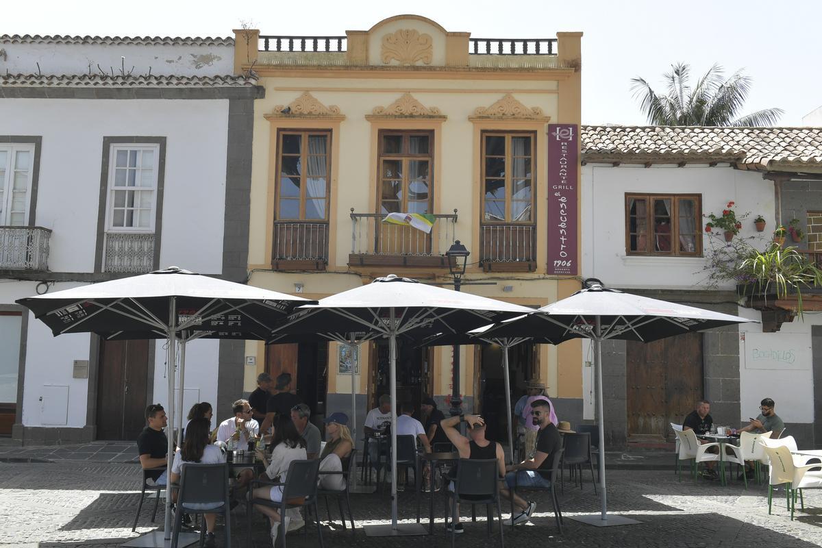 Terraza del restaurante El Encuentro, en la plaza del Pino de Teror.