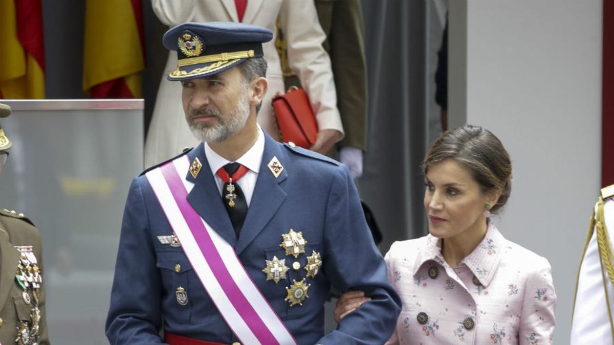 Letizia Ortiz y su primaveral abrigo-vestido en el Día de las Fuerzas Armadas