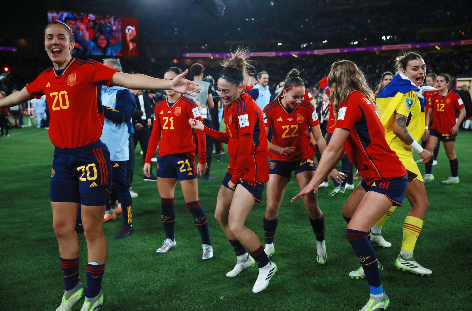 Celebrando el título junto a sus compañeras