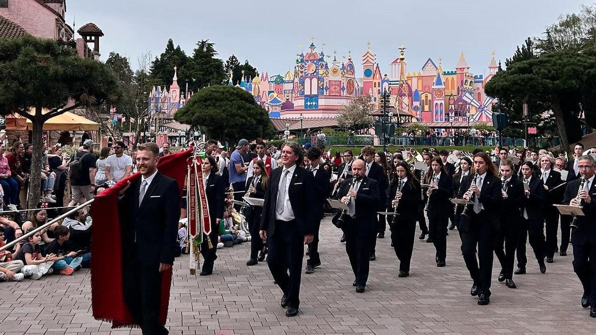 La banda de Alboraia desfila en Disneyland París
