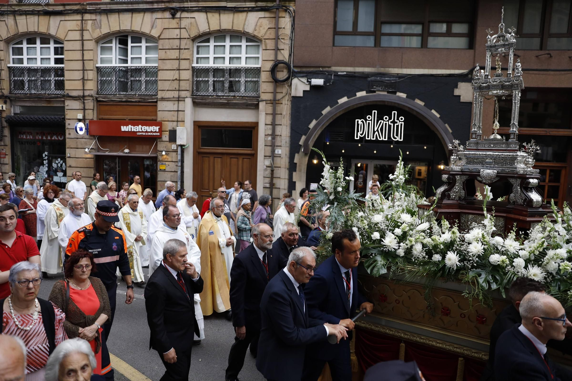 Pétalos, incienso, niños... así fue la procesión del Corpus Christi en Gijón (en imágenes)