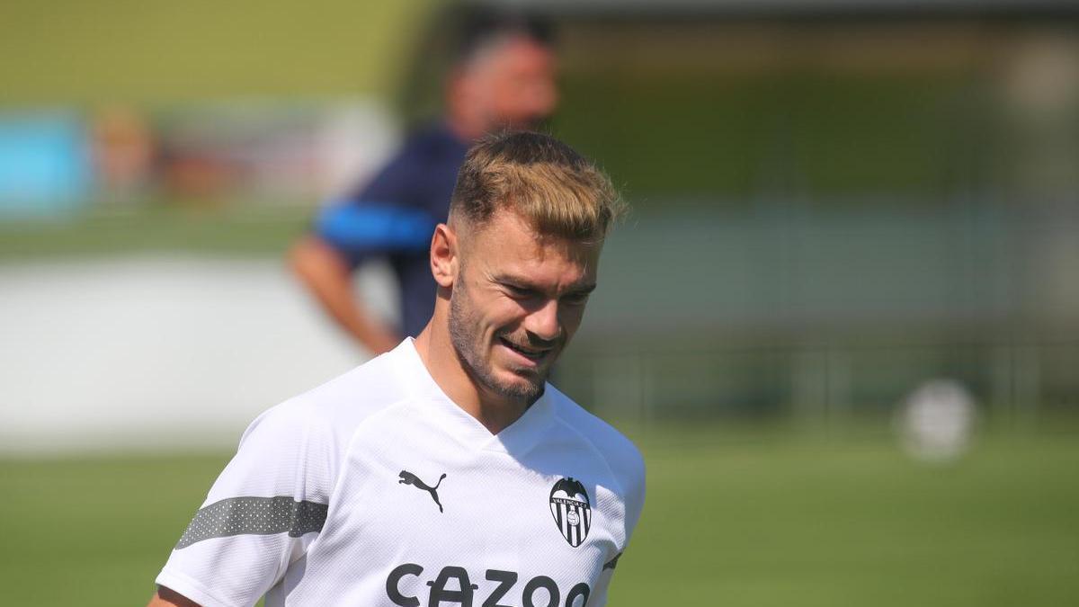 Toni Lato, en un entrenamiento reciente con el Valencia CF.