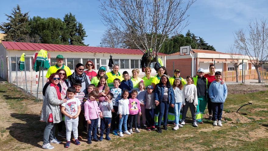 Escolares del colegio de Cañizal se suman al Día del Árbol