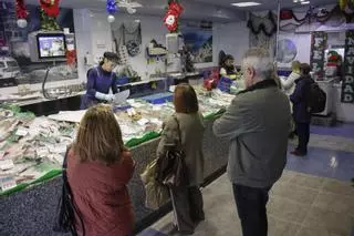El Llano arranca la Navidad entre tiendas a medio gas y comercios que “van a tope”: un barrio dividido entre la calma y el empujón