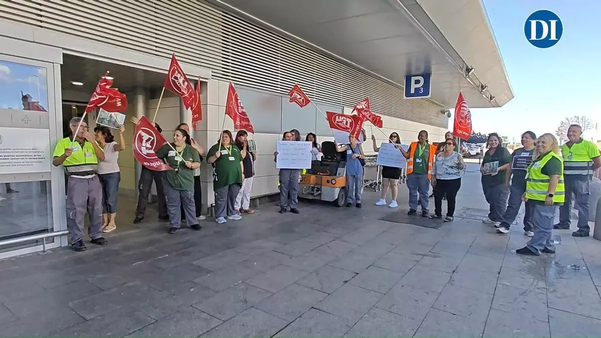 El personal de limpieza del aeropuerto de Ibiza protesta por el mal estado de los baños: "Caminamos sobre agua de las cloacas"